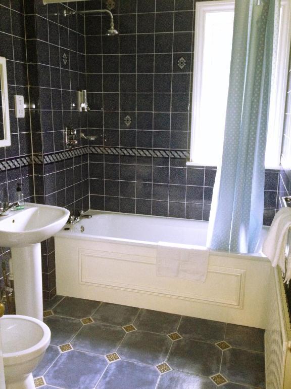 The Royal Standard Guest House Virginia Water Εξωτερικό φωτογραφία